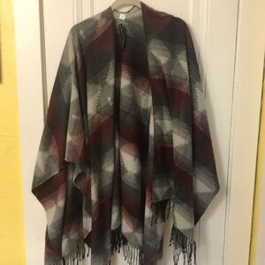 Ellen Tracy poncho